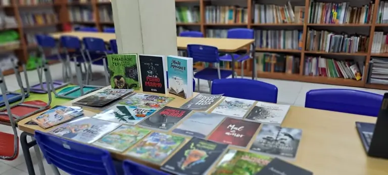 Libros en la biblioteca del Colegio Cervantes en Asunción.